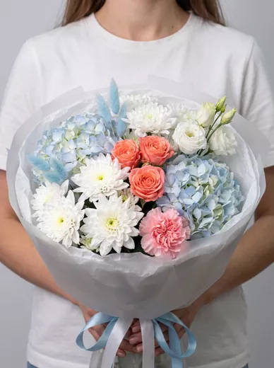 Сборный букет из 5 хризантем, 3 кустовых роз, 2 гортензий, 2 эустом и 1 диантуса