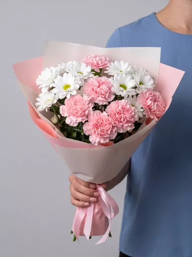 Сборный букет из 7 диантусов и 4 хризантем