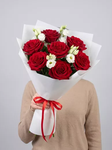 Сборный букет из 7 французских роз и 4 эустом