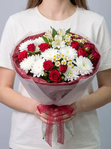 Сборный букет из 5 кустовых роз, 4 ромашек, 3 хризантем и 2 альстромерий
