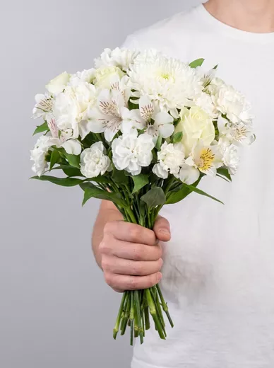 Сборный букет из 5 диантусов, 4 альстромерий, 3 роз и 1 хризантемы
