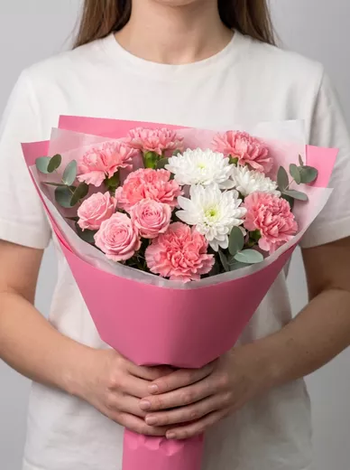 Сборный букет из 7 диантусов, 2 кустовых роз и 2 хризантем