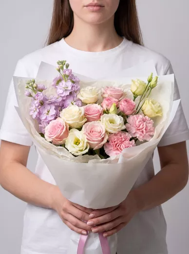 Сборный букет из 5 роз, 3 эустом, 2 маттиол, 2 кустовых роз и 2 диантусов