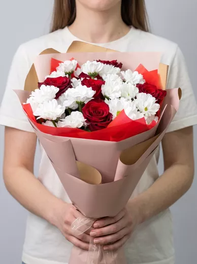 Сборный букет из 5 роз и 4 хризантем