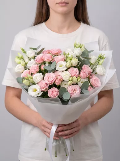 Сборный букет из 19 эустом и 17 кустовых роз