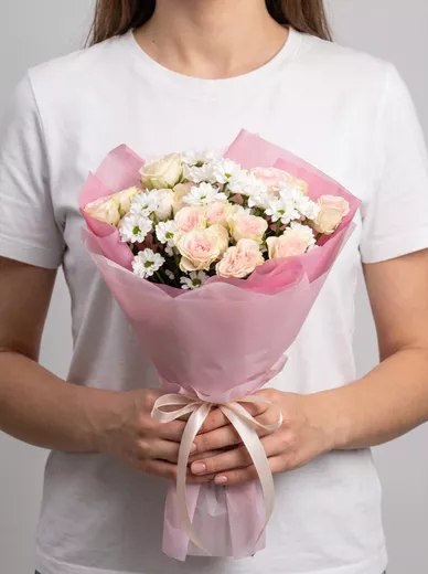 Сборный букет из 4 хризантем и 3 кустовых роз