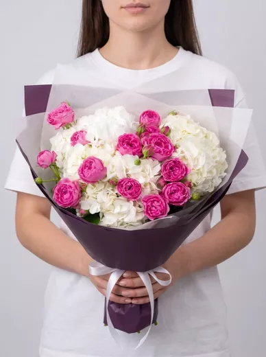 Сборный букет из 4 кустовых роз и 3 гортензий