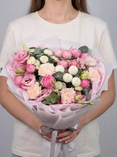 Сборный букет из 4 диантусов, 3 кустовых роз, 2 эустом и 2 хризантем