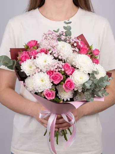 Сборный букет из 3 кустовых роз и 3 хризантем