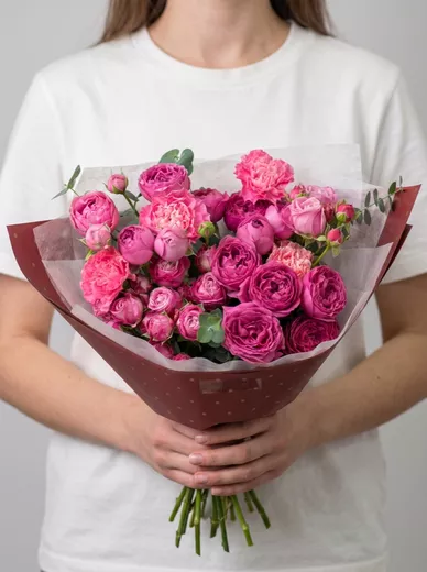 Сборный букет из 5 кустовых роз и 4 диантусов