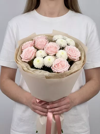 Сборный букет из 5 роз и 4 хризантем