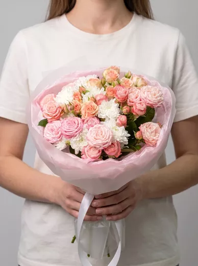 Сборный букет из 5 кустовых роз и 2 хризантем