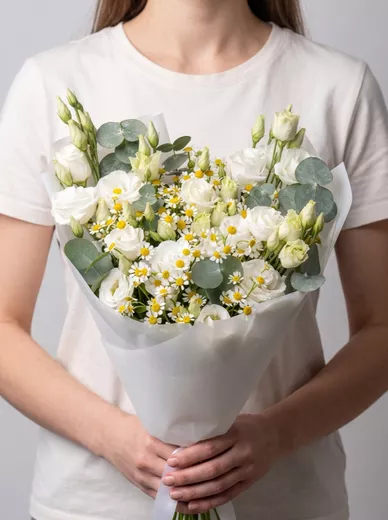 Сборный букет из 5 эустом и 4 ромашек