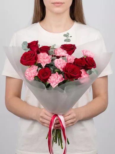 Сборный букет из 9 роз и 8 диантусов