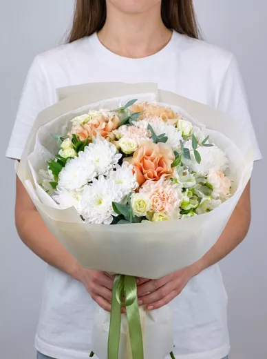 Сборный букет из 5 кустовых роз, 5 диантусов, 3 альстромерий, 3 роз и 2 хризантем
