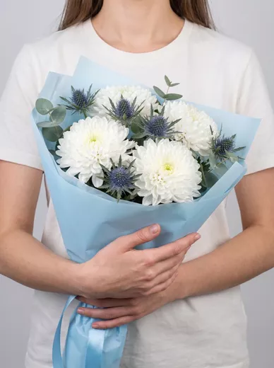 Сборный букет из 4 хризантем и 4 эрингиумов