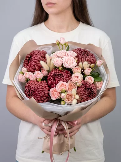 Сборный букет из 5 хризантем и 4 кустовых роз