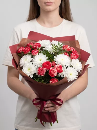 Сборный букет из 5 кустовых роз и 4 хризантем