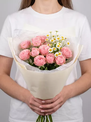 Сборный букет из 7 кустовых роз и 3 ромашек