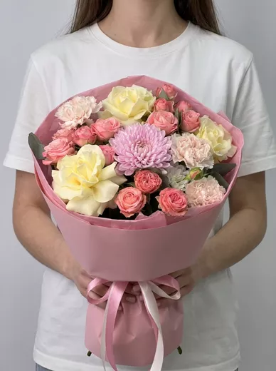 Сборный букет из 4 диантусов, 3 кустовых роз, 3 роз и 1 хризантемы