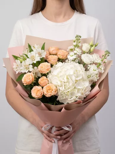 Сборный букет из 6 кустовых роз, 3 альстромерий, 3 маттиол, 3 эустом и 1 гортензии