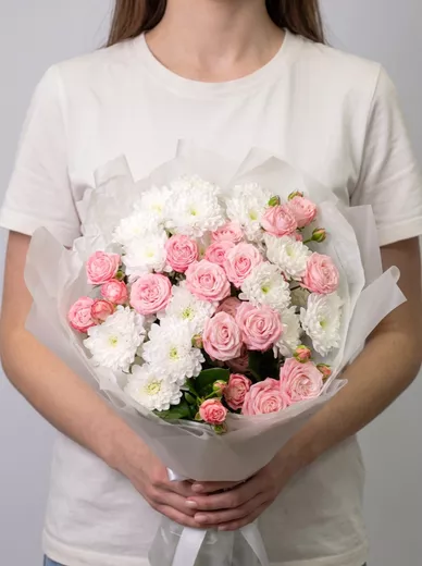 Сборный букет из 4 хризантем и 4 кустовых роз