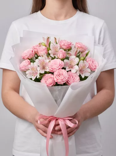 Сборный букет из 6 кустовых роз и 5 альстромерий