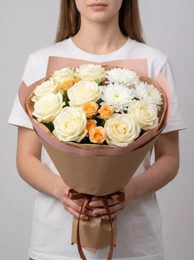 Сборный букет из 9 роз, 3 хризантем и 3 кустовых роз