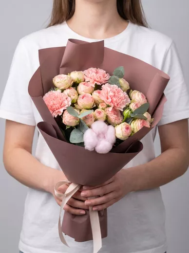 Сборный букет из 5 кустовых роз и 3 диантусов