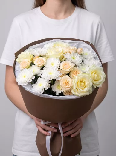 Сборный букет из 5 роз, 3 кустовых роз и 3 хризантем