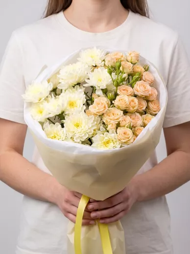 Сборный букет из 5 кустовых роз и 4 хризантем