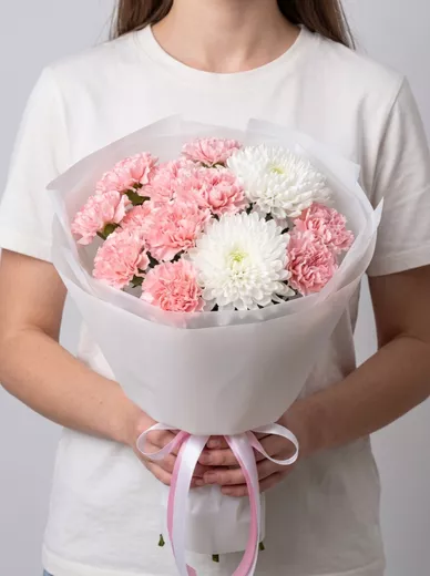 Сборный букет из 12 диантусов и 2 хризантем