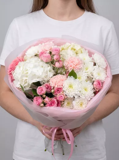 Сборный букет из 5 кустовых роз, 3 хризантем, 3 диантусов и 2 гортензий