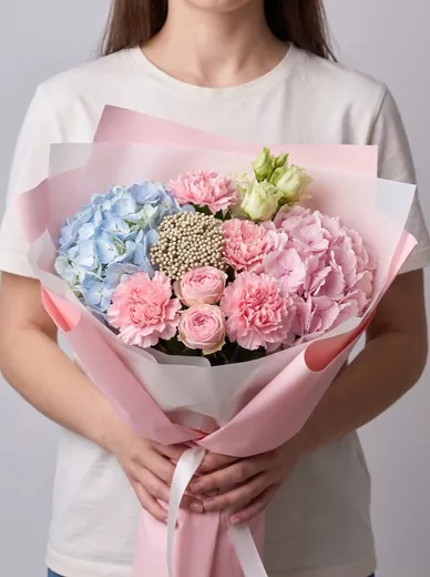 Сборный букет из 3 диантусов, 2 кустовых роз, 2 гортензий, 1 озотамнуса и 1 эустомы