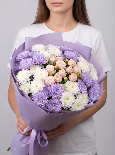 Сборный букет из 9 хризантем и 4 кустовых роз