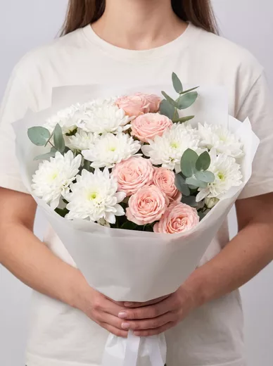 Сборный букет из 5 хризантем и 4 кустовых роз
