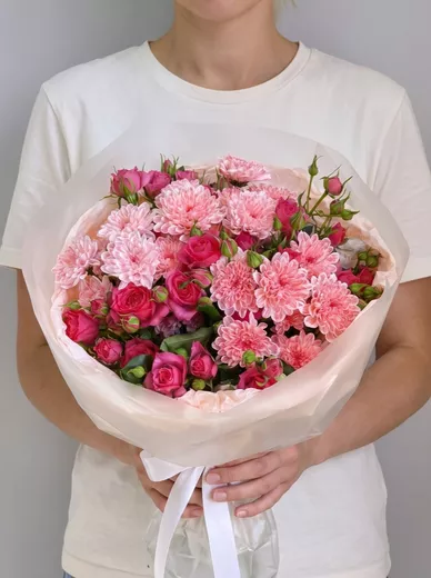 Сборный букет из 4 кустовых роз и 3 хризантем