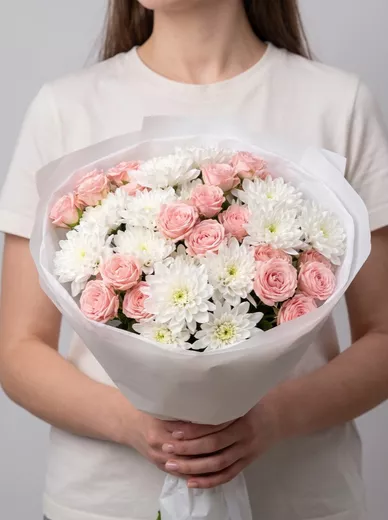 Сборный букет из 5 кустовых роз и 3 хризантем