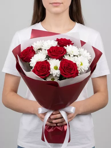 Сборный букет из 5 роз и 4 хризантем