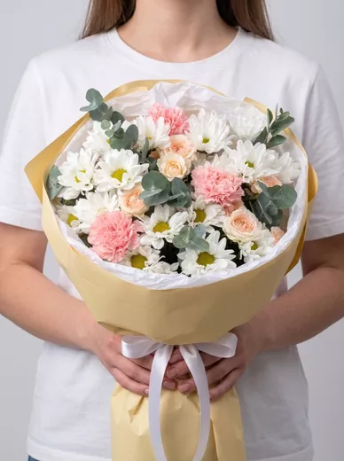 Сборный букет из 3 диантусов, 3 хризантем и 2 кустовых роз