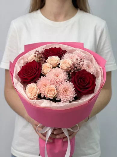Сборный букет из 3 кустовых роз, 3 хризантем и 3 роз