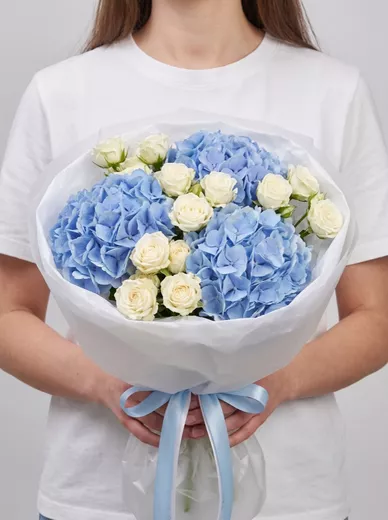 Сборный букет из 6 кустовых роз и 3 гортензий