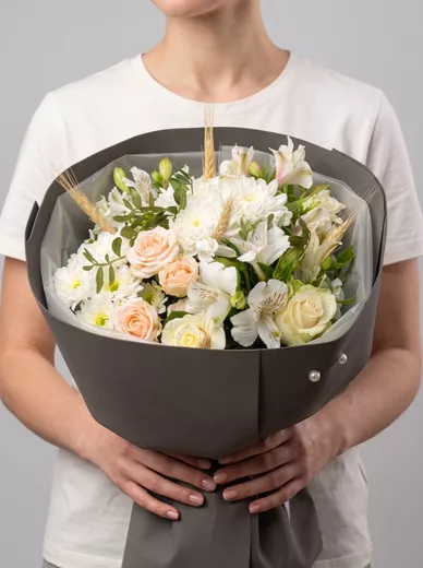 Сборный букет из 4 кустовых роз, 4 альстромерий, 3 роз и 2 хризантем