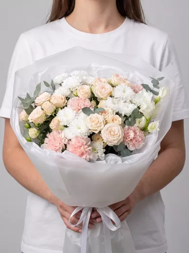 Сборный букет из 5 кустовых роз, 5 диантусов, 4 хризантем и 3 эустом