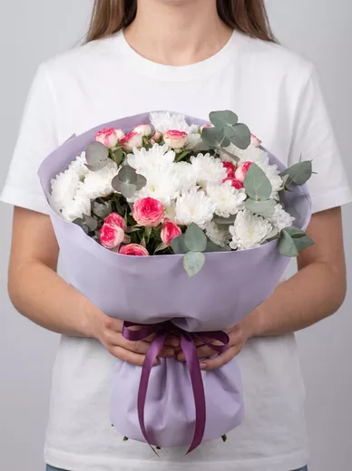 Сборный букет из 6 кустовых роз и 5 хризантем