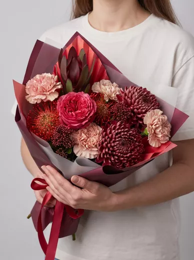 Сборный букет из 4 диантусов, 2 хризантем и 1 кустовой розы