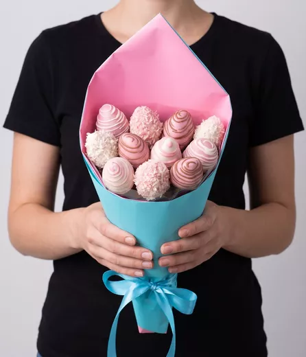 Клубника в розовом шоколаде и кокосе — букет, 15 ягод