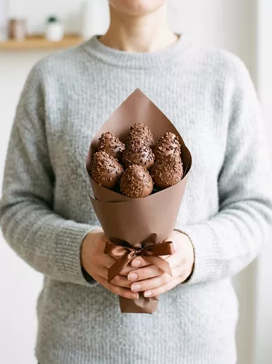 Клубника в молочном шоколаде со стружкой — мини-букет, 7 ягод